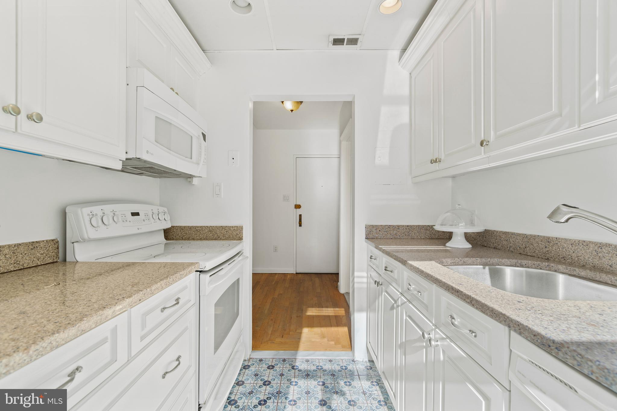 2007 O Street Northwest, Unit 201 Washington, DC 20036 - Photo 8 of 17 Kitchen