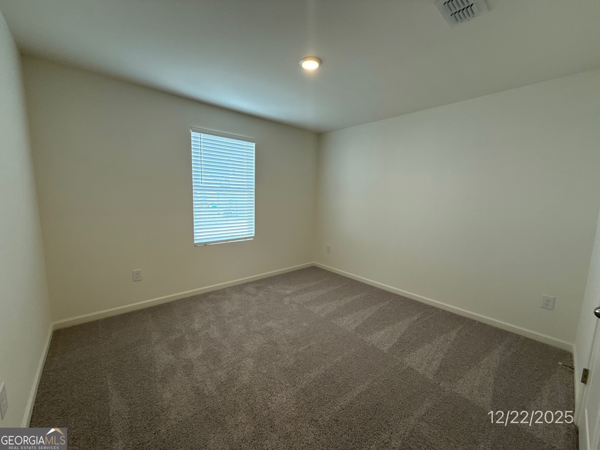 487 Grand Magnolia Street Jackson, GA 30233 - Photo 7 of 18 an empty room with a window