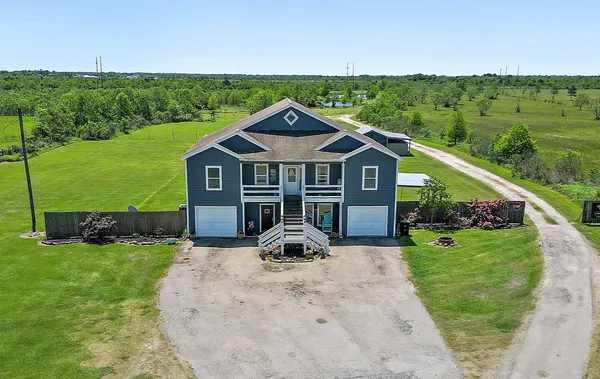 a view of a house with backyard and garden