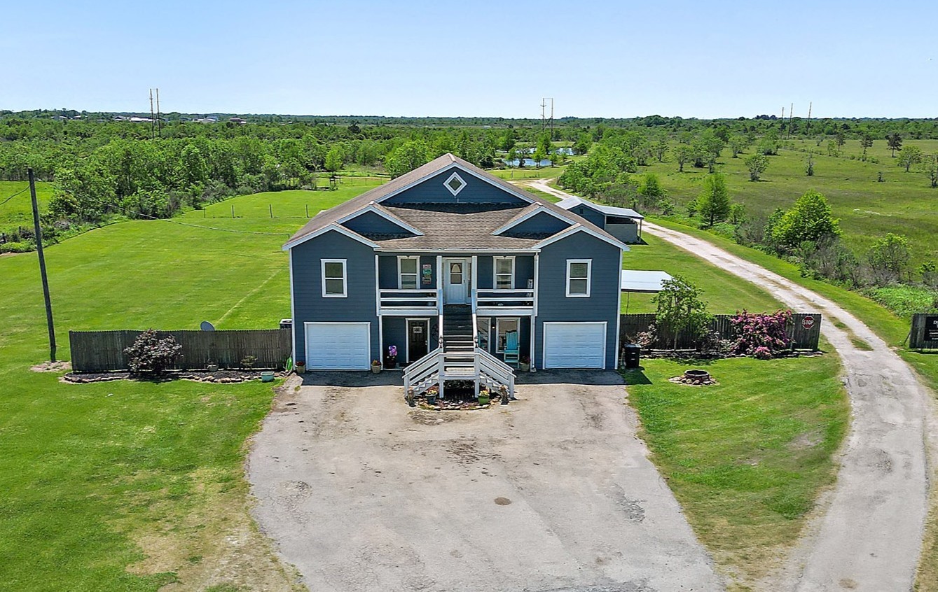 a view of a house with backyard and garden