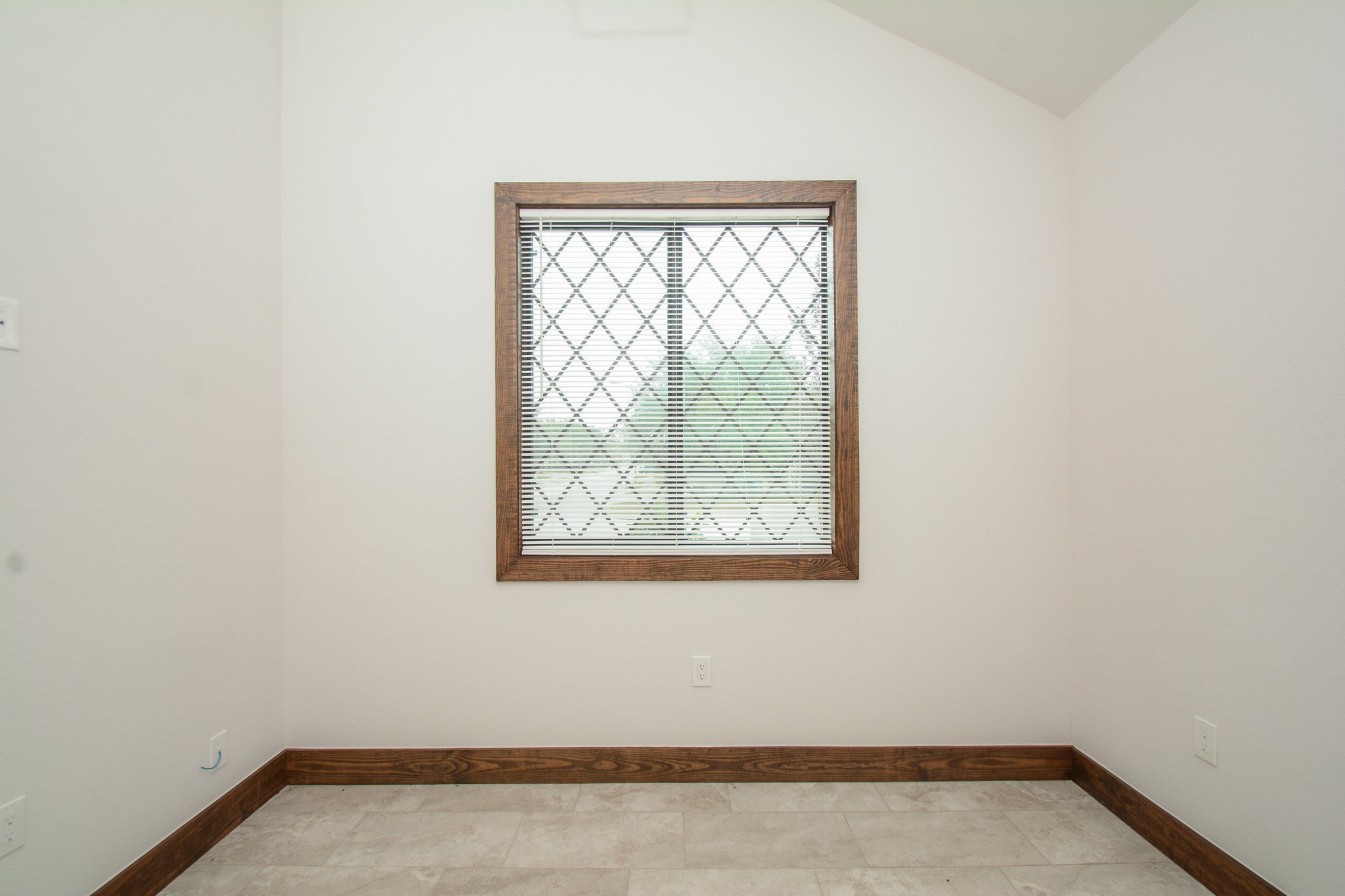 29529 B Turnbury Village Drive Spring, TX 77386 - Photo 13 of 32 an empty room with a window