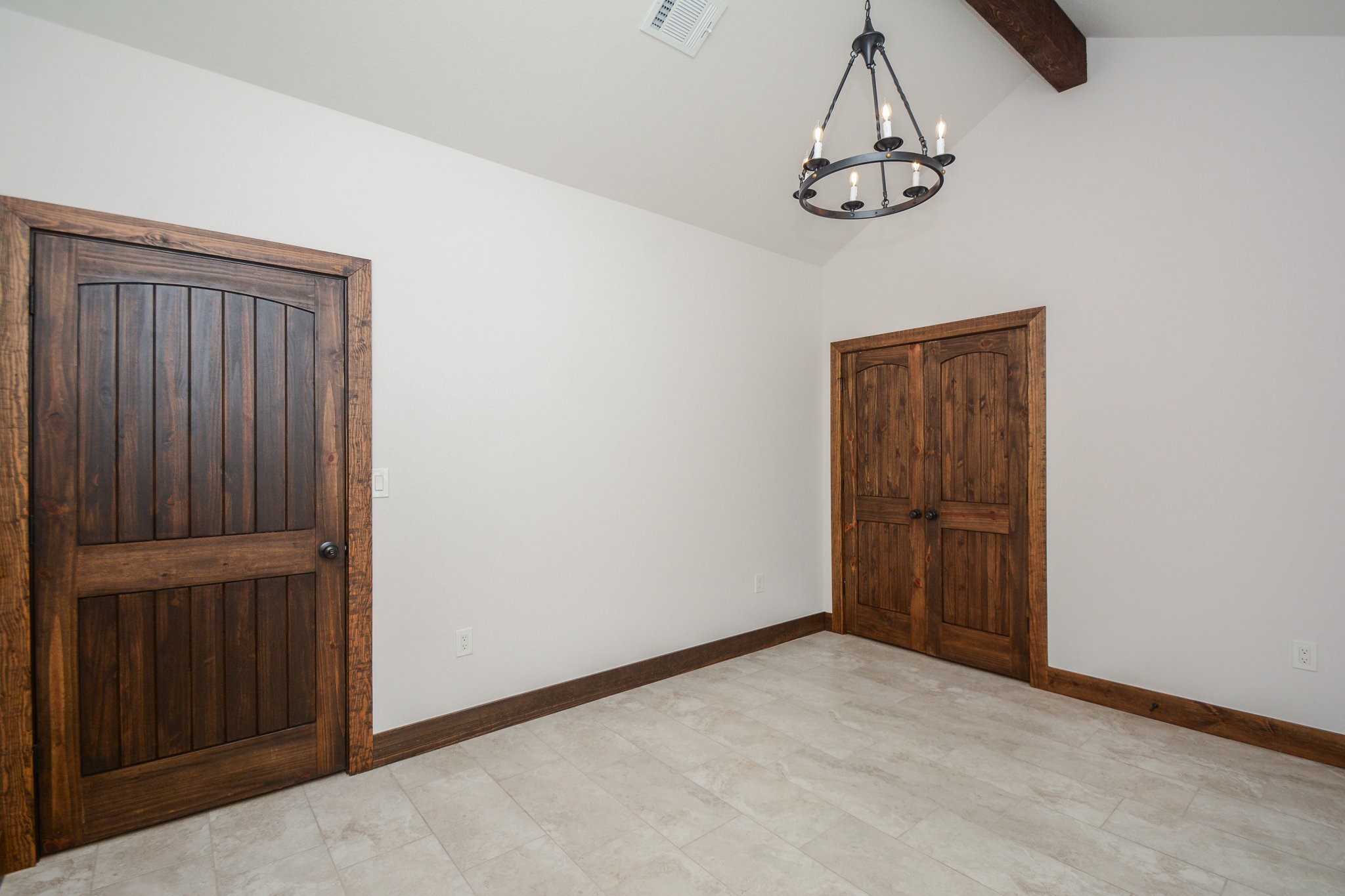 29529 B Turnbury Village Drive Spring, TX 77386 - Photo 10 of 32 a view of a hallway with closet area