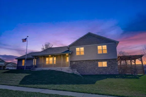$565,000 | 901 South Blue Mounds Street, Mount Horeb, WI 53572