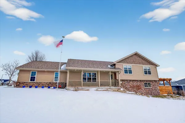 $574,900 | 901 South Blue Mounds Street, Mount Horeb, WI 53572