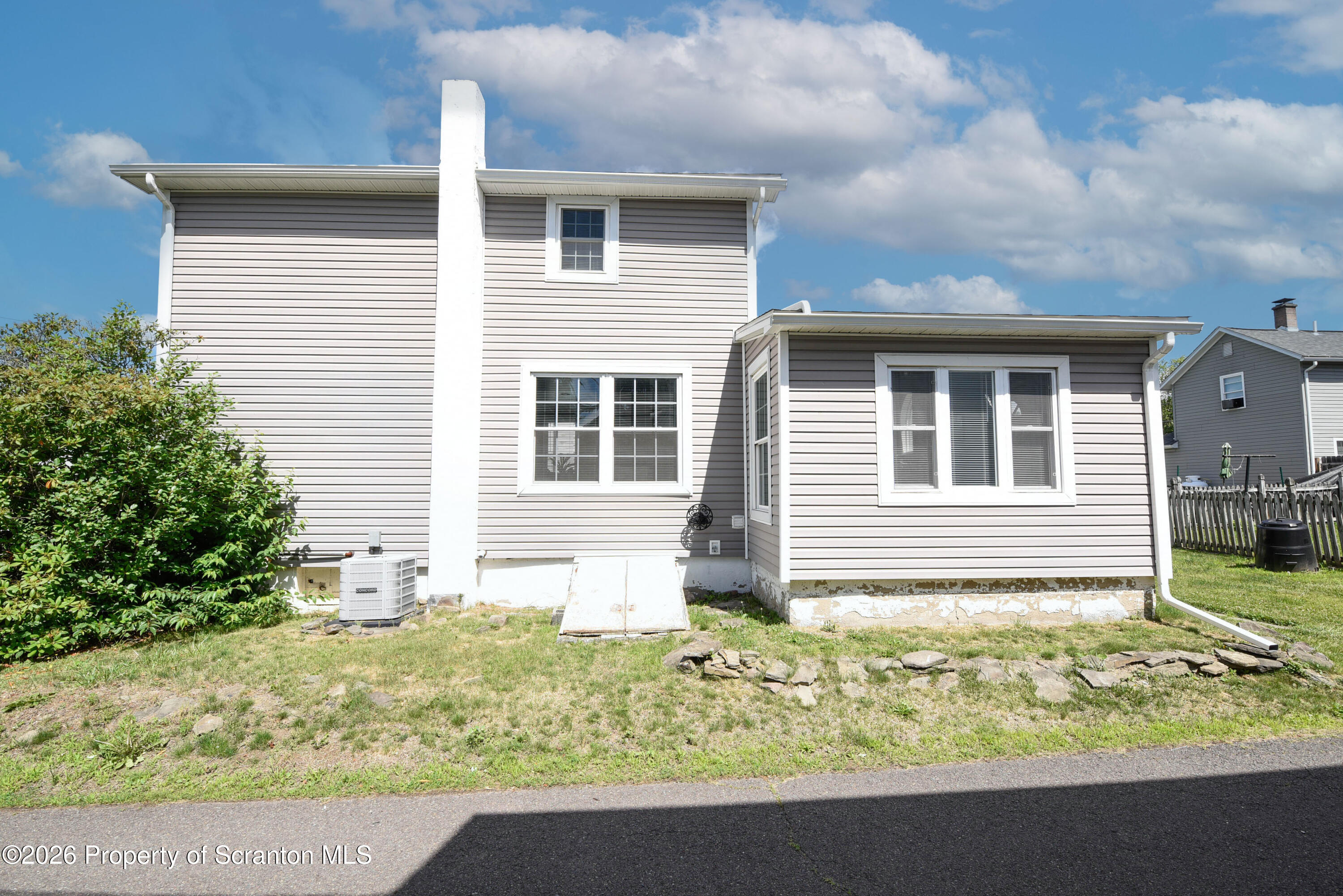 614 Warren Street Blakely, PA 18452 - Photo 39 of 44 Side