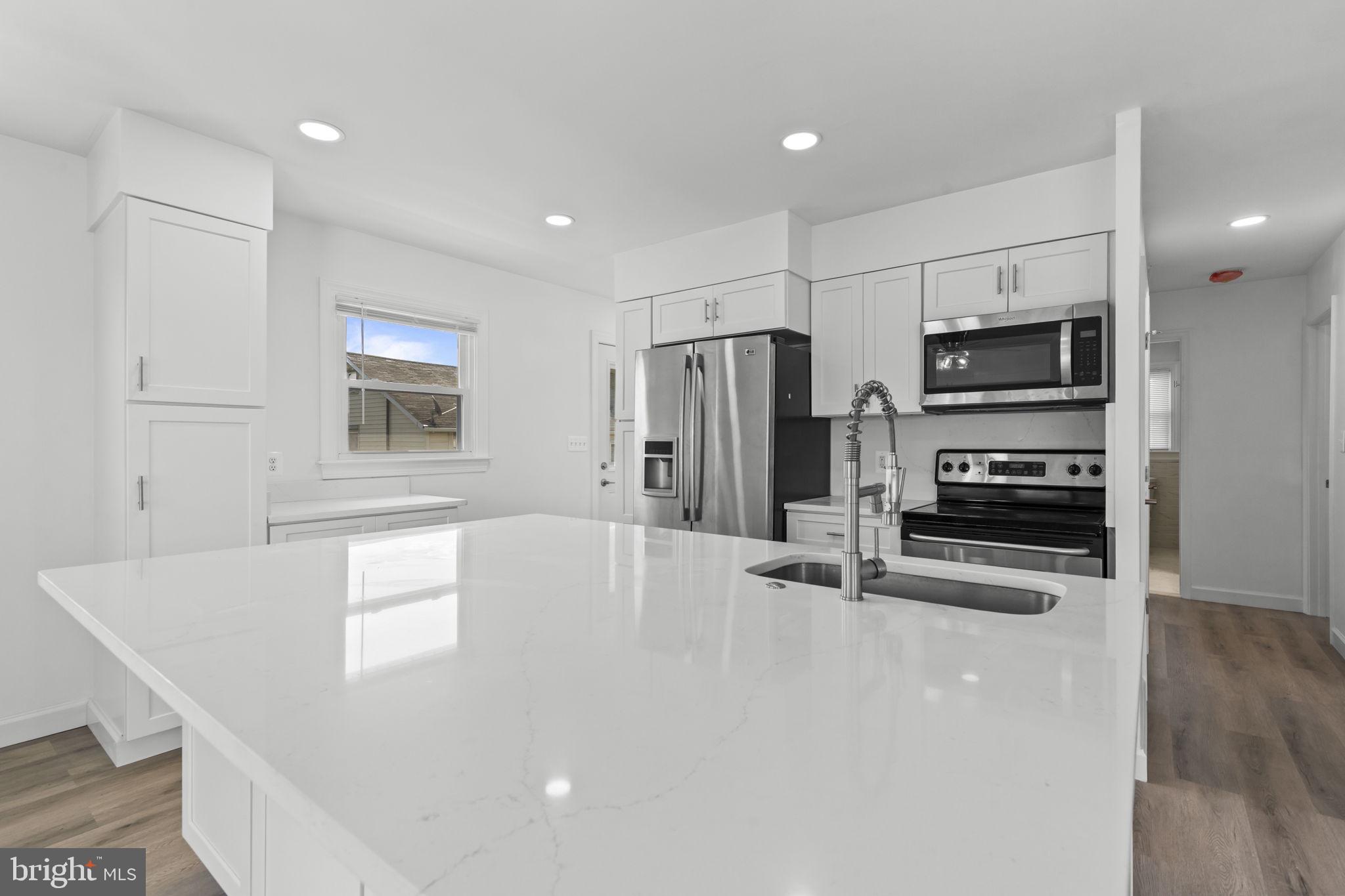 7212 Bay Front Road Baltimore, MD 21219 - Photo 11 of 37