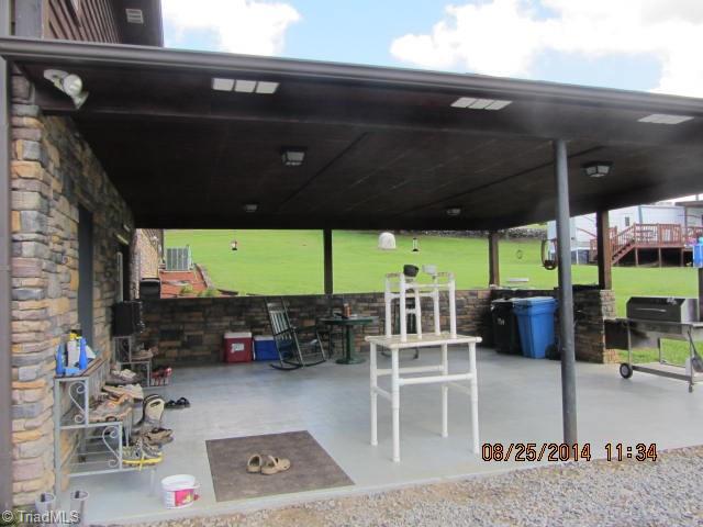 1140 Matthews Road Pilot Mountain, NC 27041 - Photo 5 of 28 Gallery Image 5