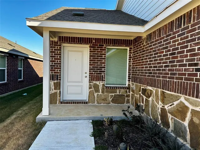 $1,750 | 2105 Sulky Lane, Aubrey, TX 76227