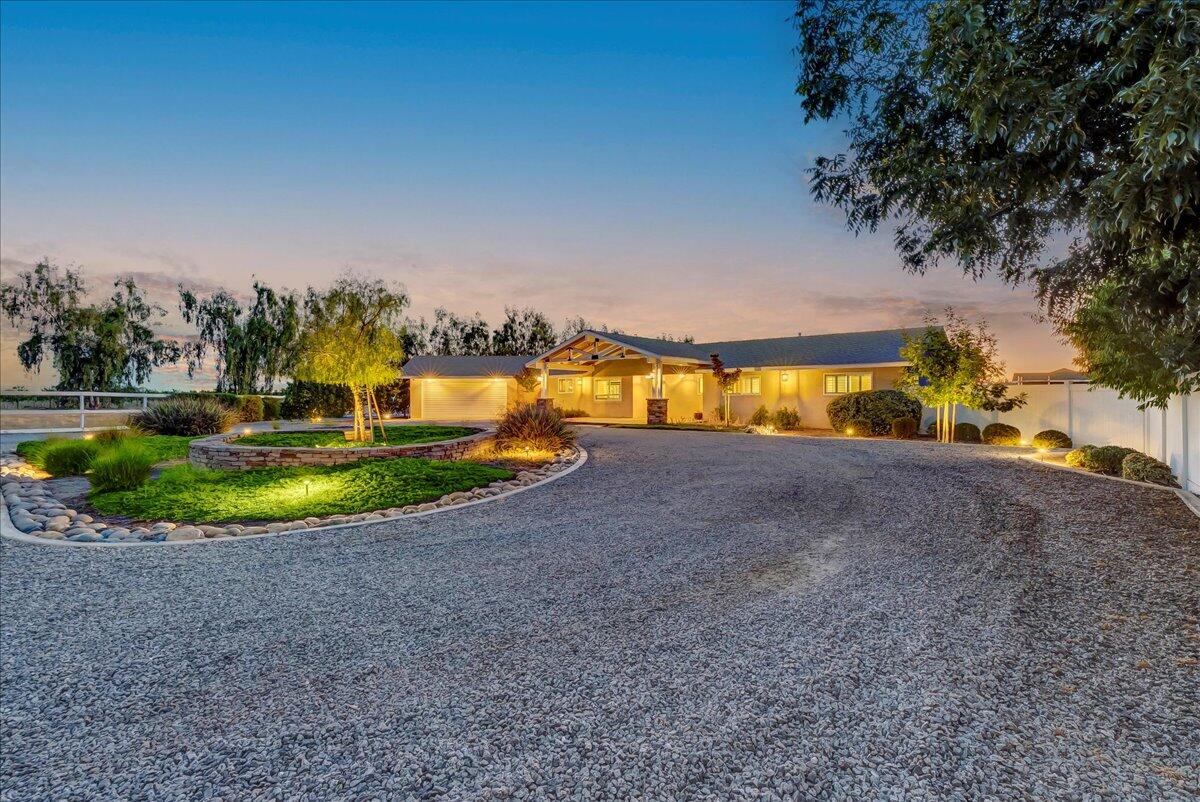 1635 North Elberta Road Exeter, CA 93221 - Photo 67 of 92 Front of house - Driveway