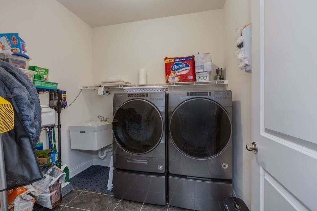 3 Hummingbird Way, Unit 3 Methuen, MA 01844 - Photo 21 of 36 a utility room with dryer and washer
