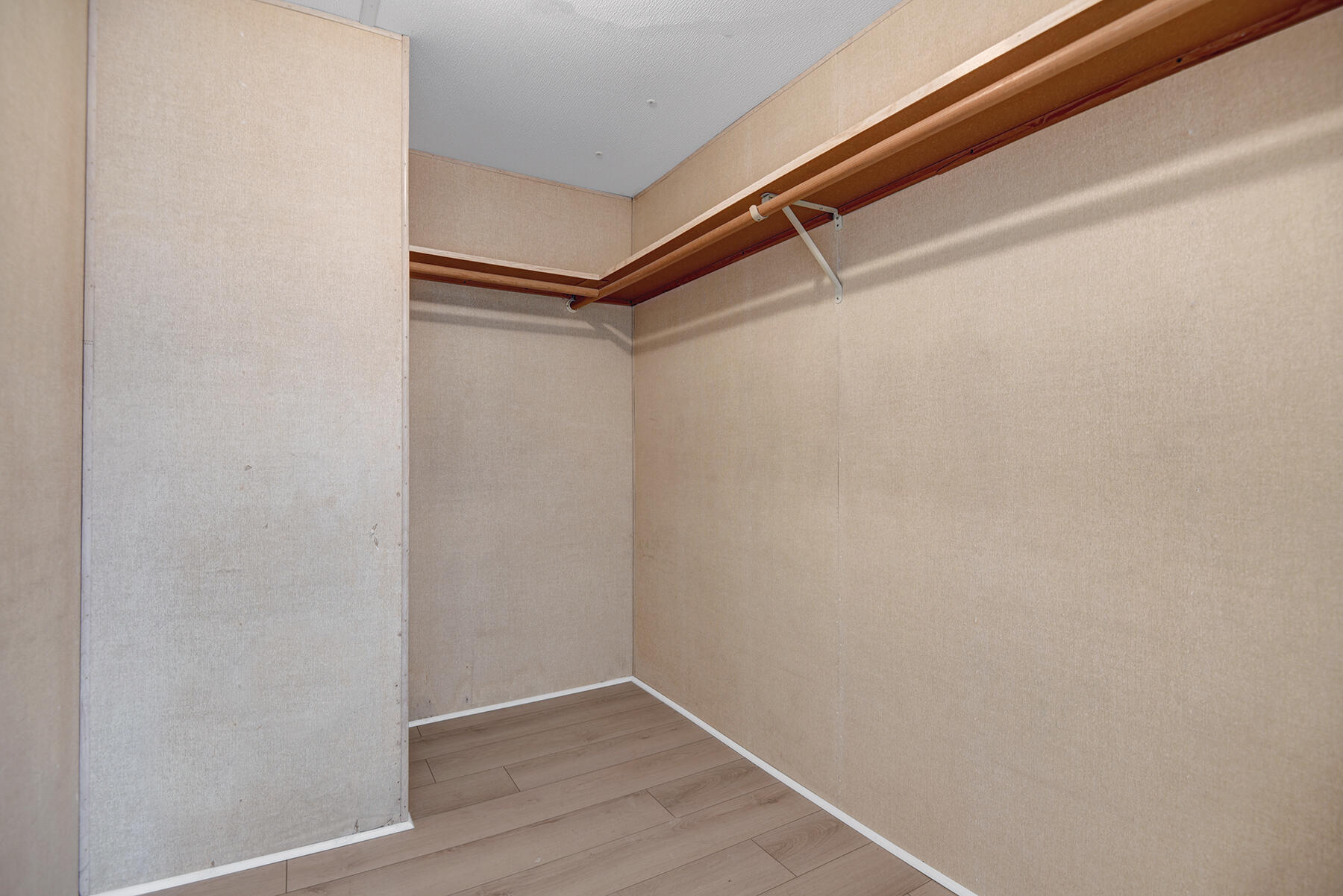 32121 Oakland Hills Street Thousand Palms, CA 92276 - Photo 16 of 20 a view of a room with wooden floor