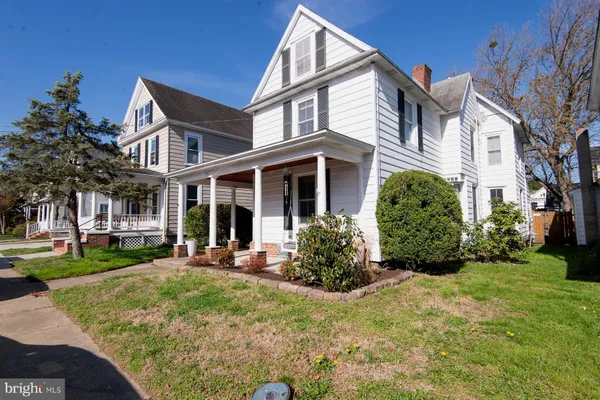 a view of a house with a yard and plants