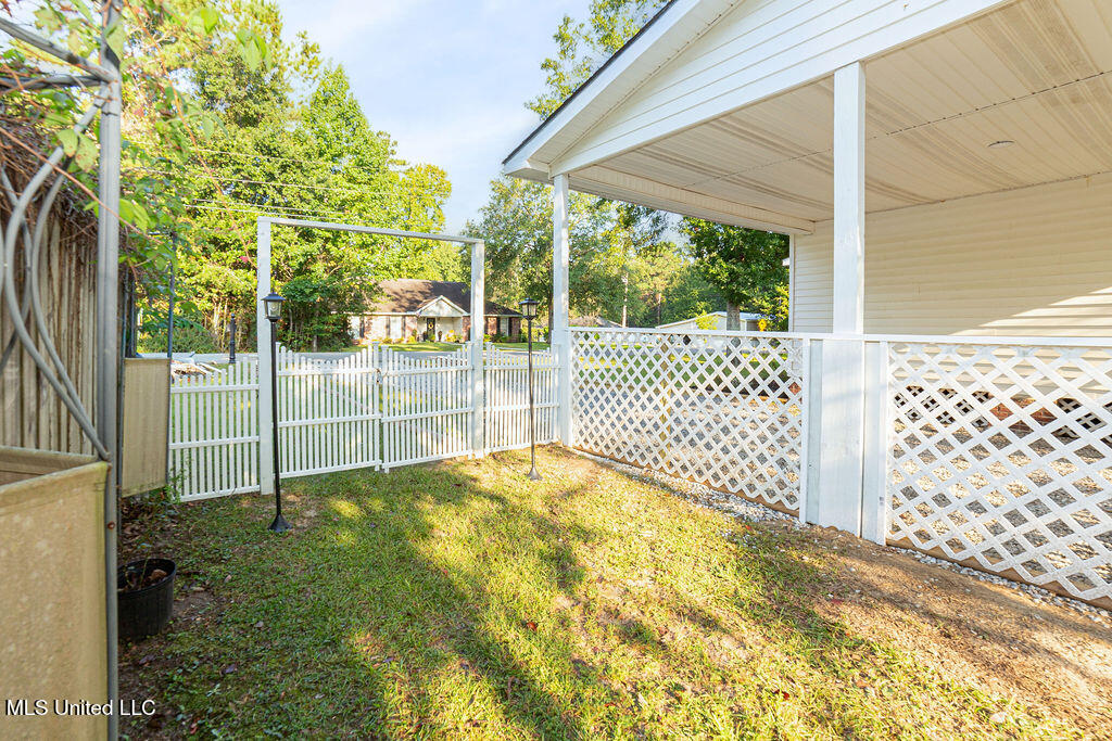 10828 Haena Court Diamondhead, MS 39525 - Photo 4 of 13 Side yard