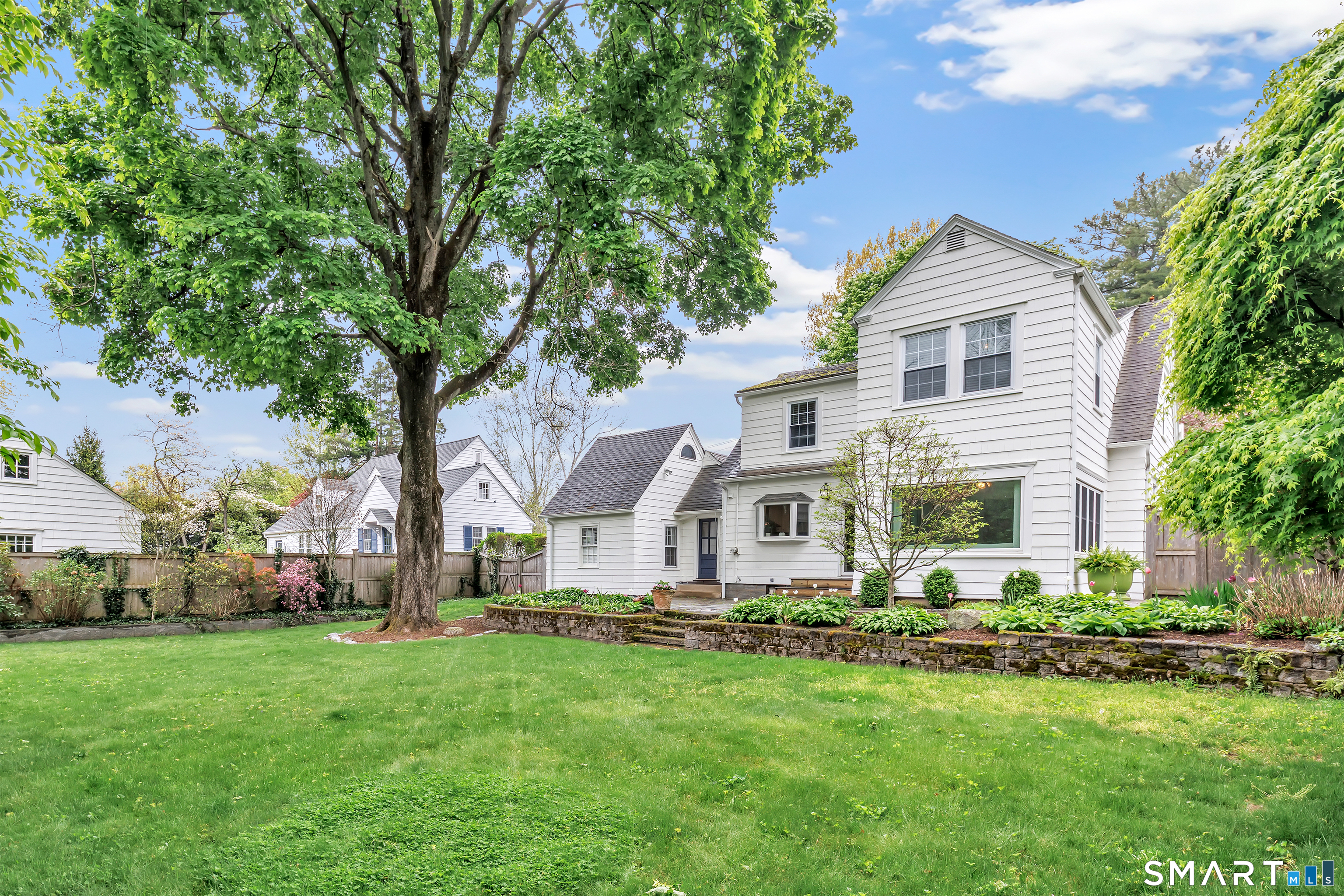 464 Round Hill Road Fairfield, CT 06824 - Photo 5 of 40