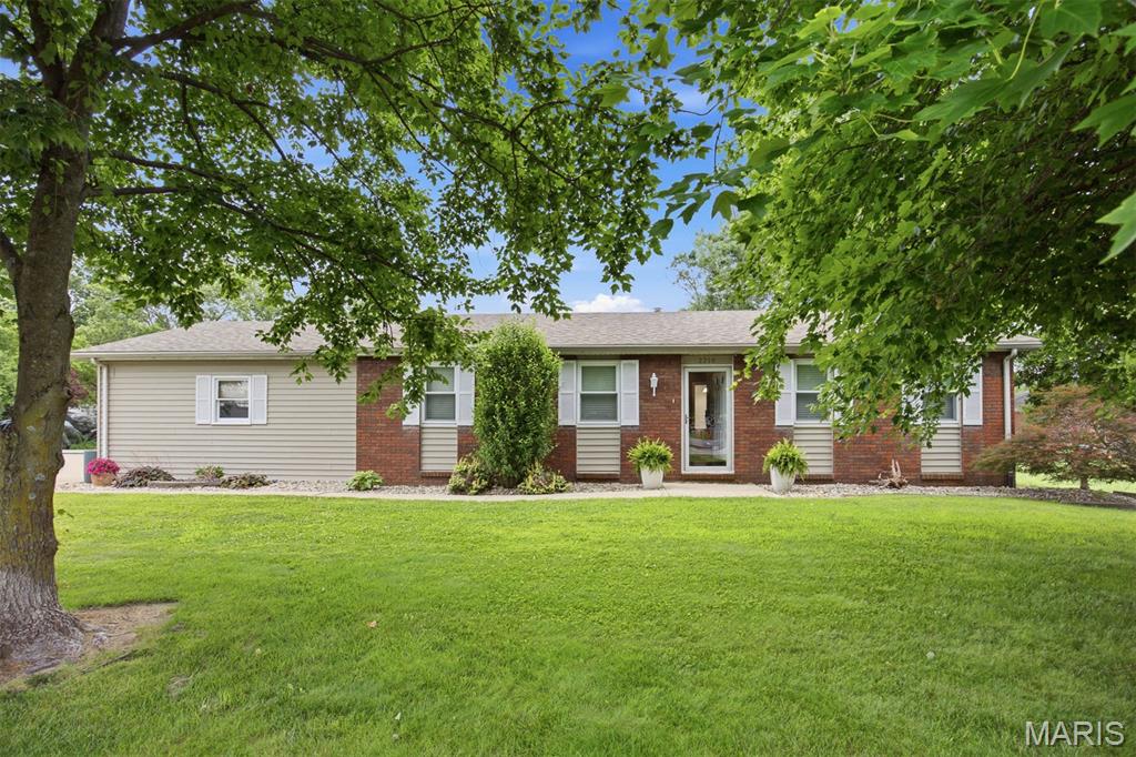 2210 Broadway Highland, IL 62249 - Photo 2 of 41