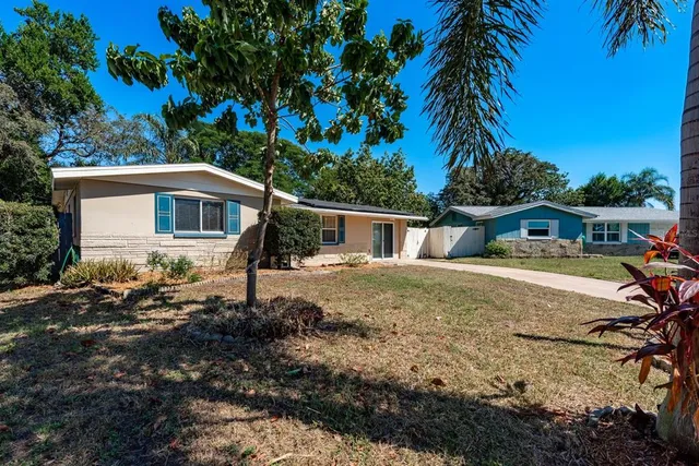 a view of a house with a yard