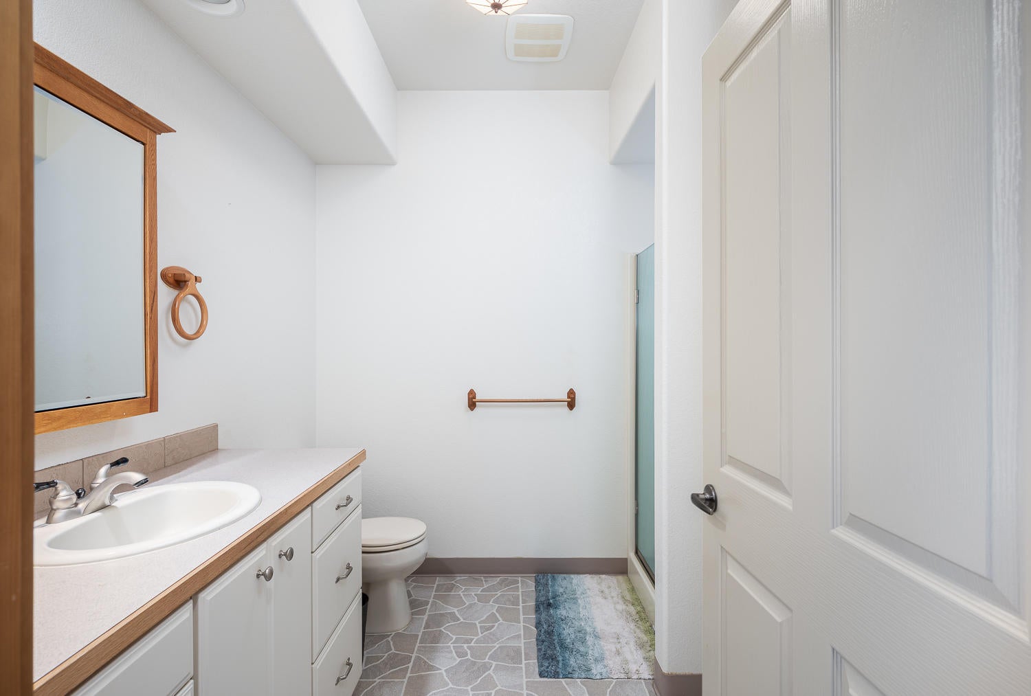 3242 Southwest 43rd Street Redmond, OR 97756 - Photo 16 of 38 Ensuite Guest Bathroom