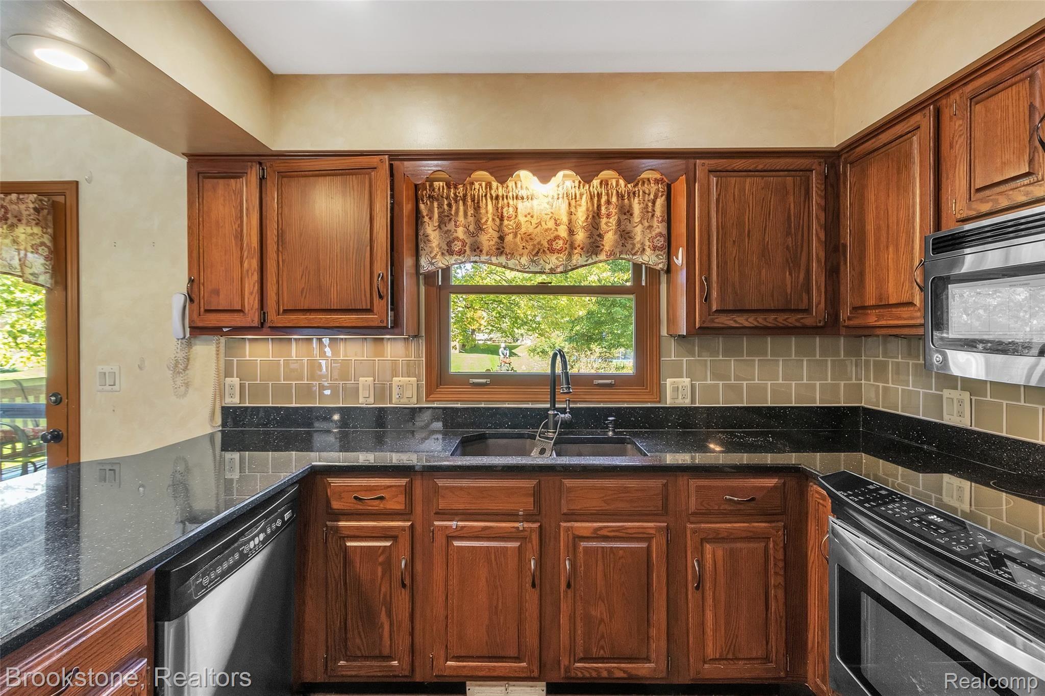 1387 Royal Crescent Street Rochester, MI 48306 - Photo 7 of 33 13-1387-Royal-Crescent-St-WindowSti.jpg