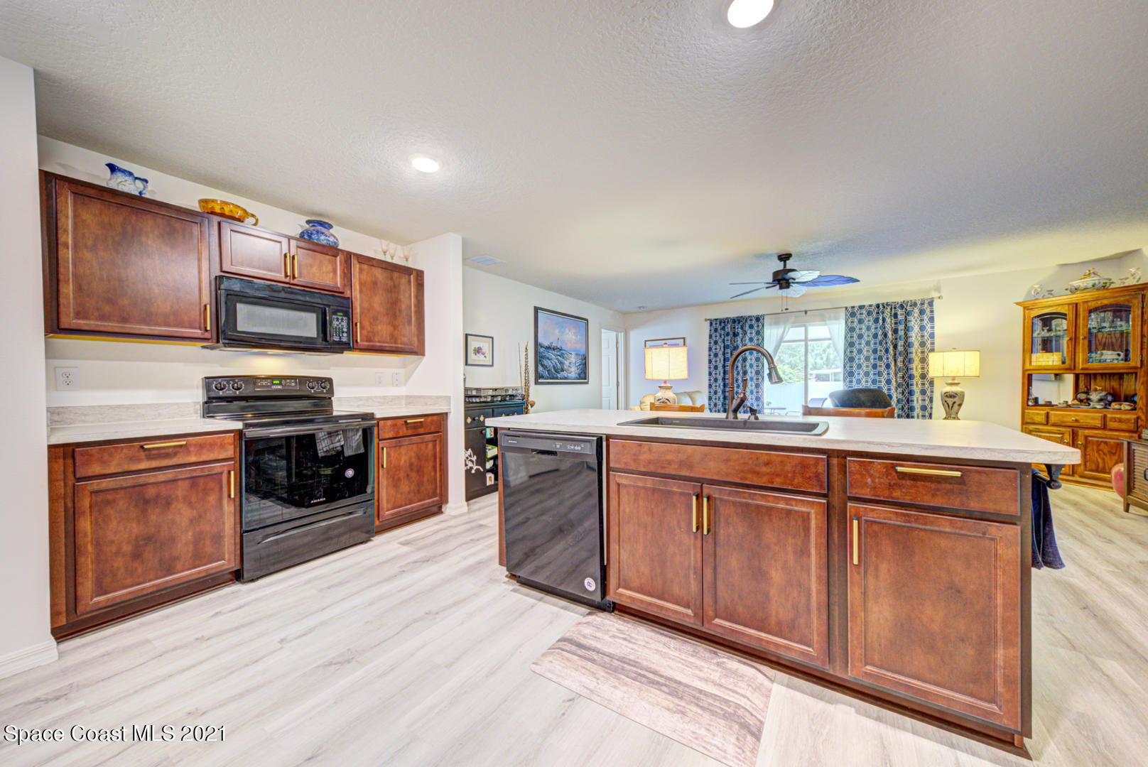 999 Commerce Road Southeast Palm Bay, FL 32909 - Photo 19 of 48 kitchen open to family room