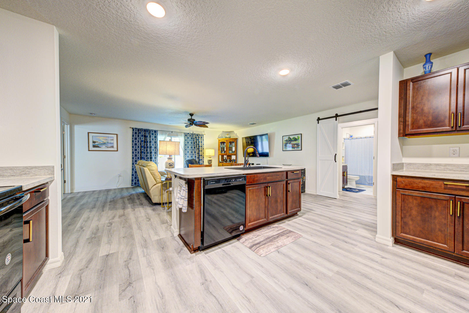 999 Commerce Road Southeast Palm Bay, FL 32909 - Photo 20 of 48 kitchen with island