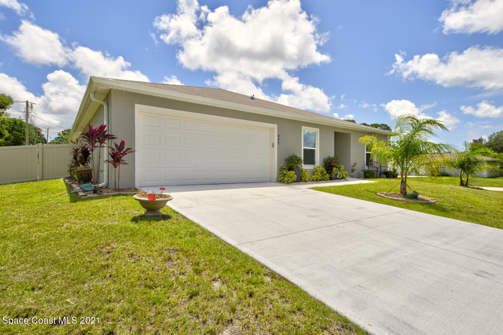 999 Commerce Road Southeast Palm Bay, FL 32909 - Photo 3 of 48 front of house left