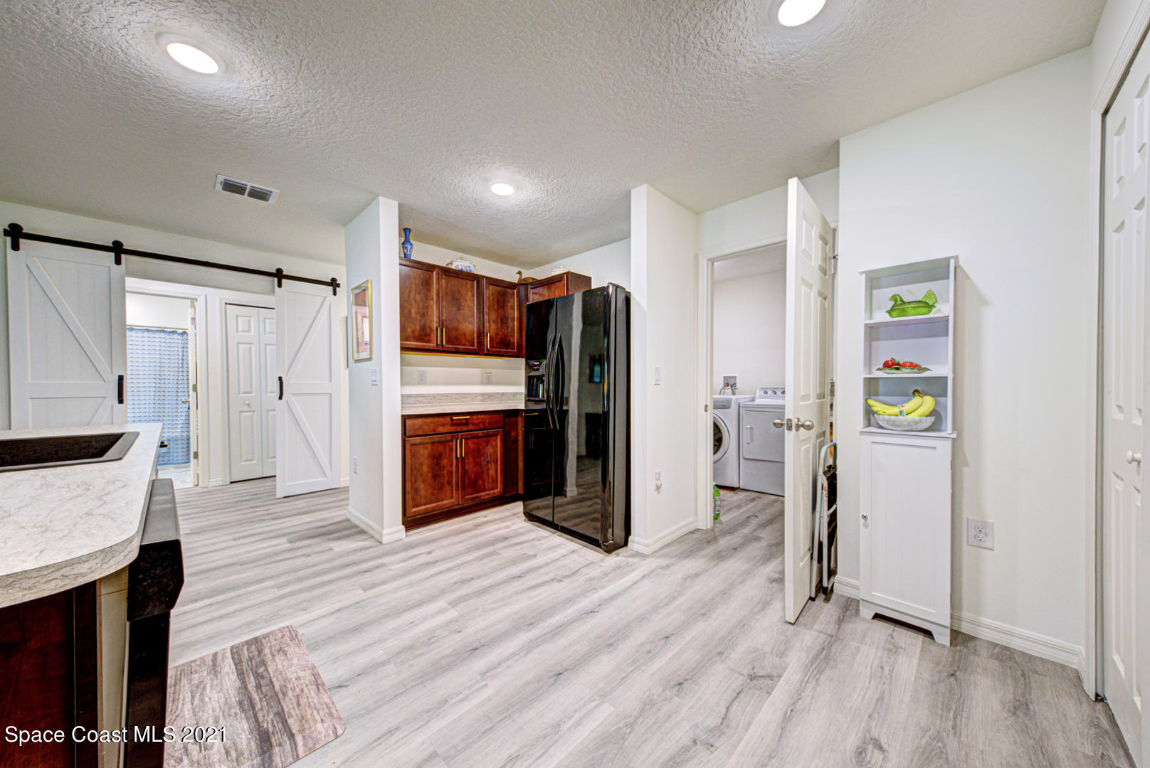 999 Commerce Road Southeast Palm Bay, FL 32909 - Photo 21 of 48 kitchen with recessed lights