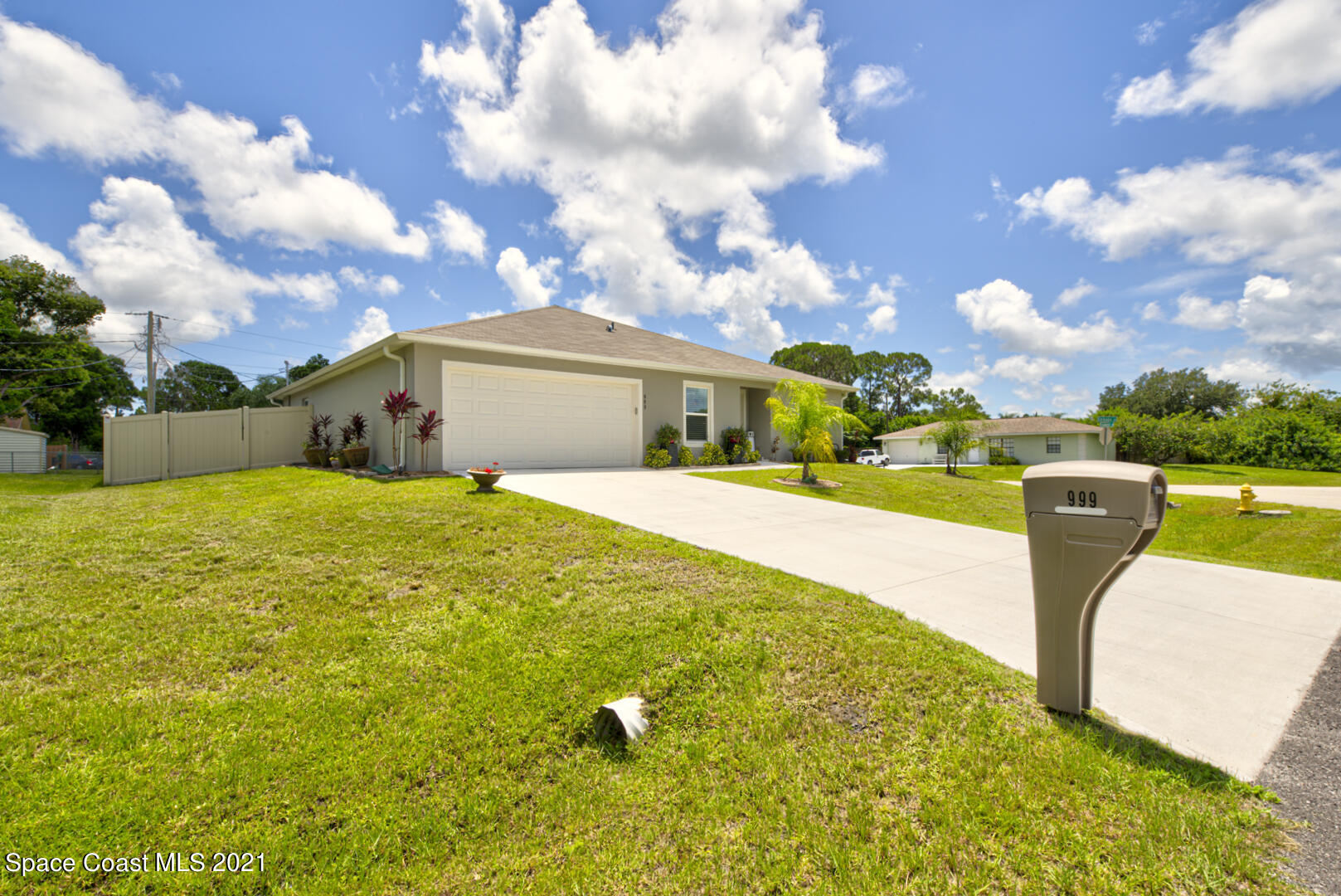 999 Commerce Road Southeast Palm Bay, FL 32909 - Photo 5 of 48 front yard left