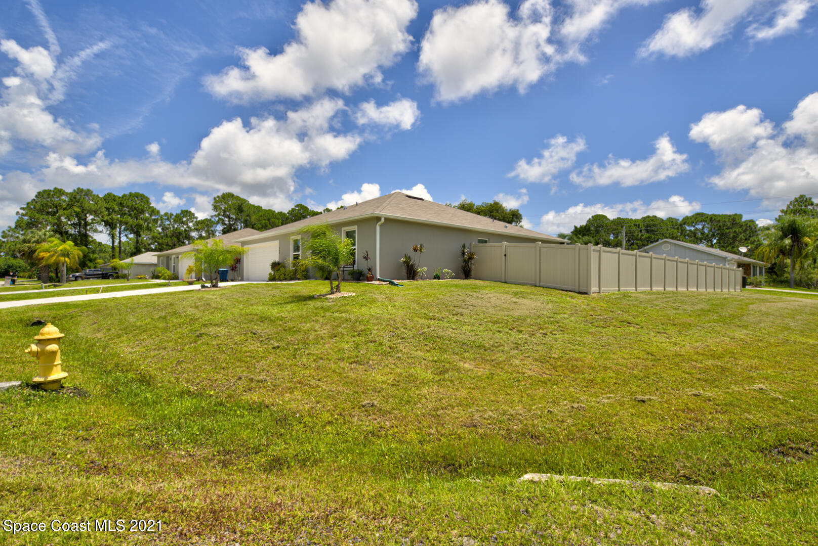 999 Commerce Road Southeast Palm Bay, FL 32909 - Photo 6 of 48 front yard right