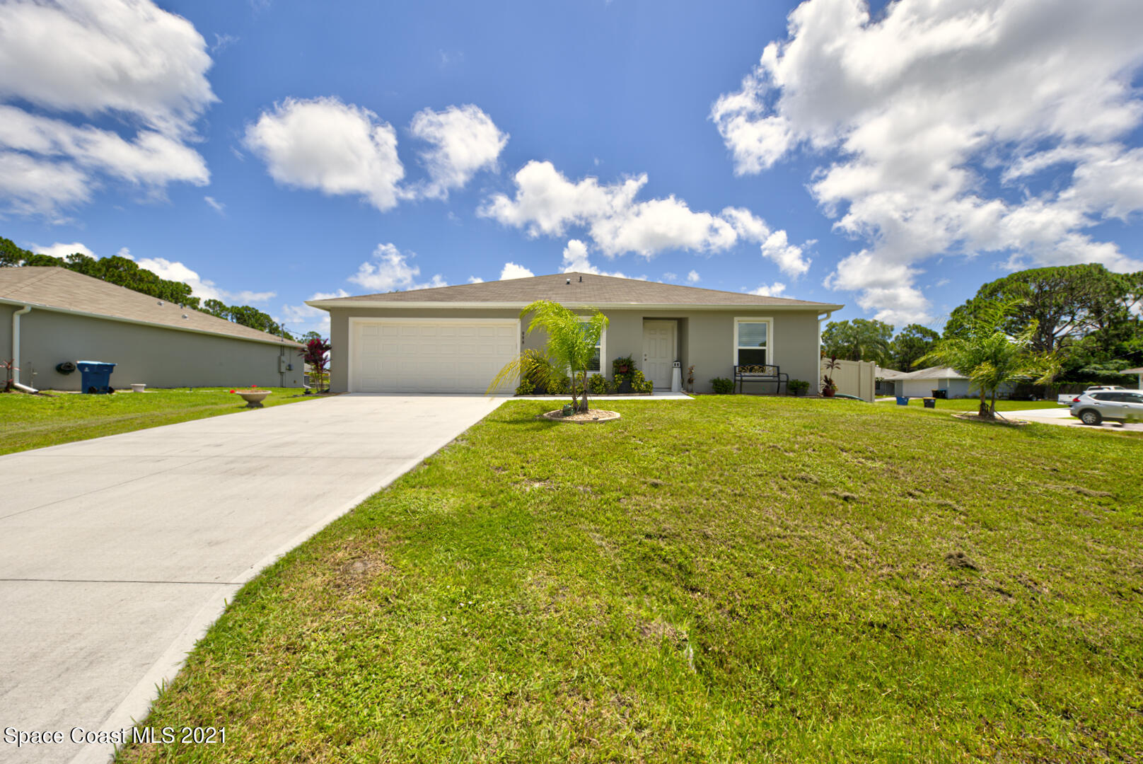 999 Commerce Road Southeast Palm Bay, FL 32909 - Photo 7 of 48 front yard