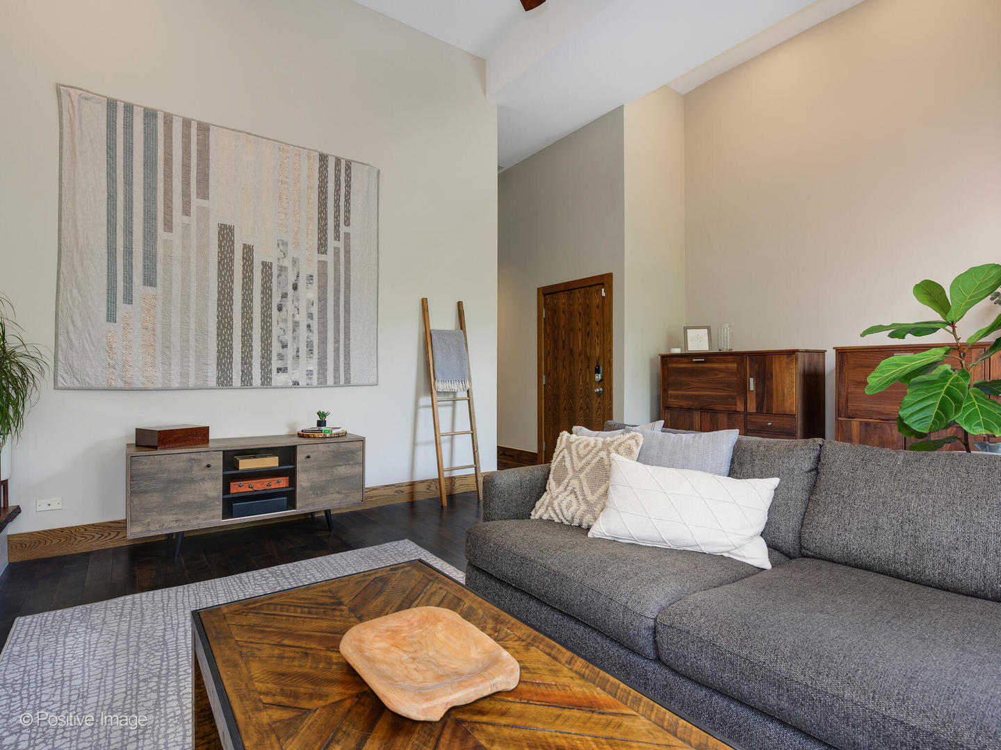 2543 North Racine Avenue, Unit 3N Chicago, IL 60614 - Photo 7 of 25 a living room with furniture and a couch