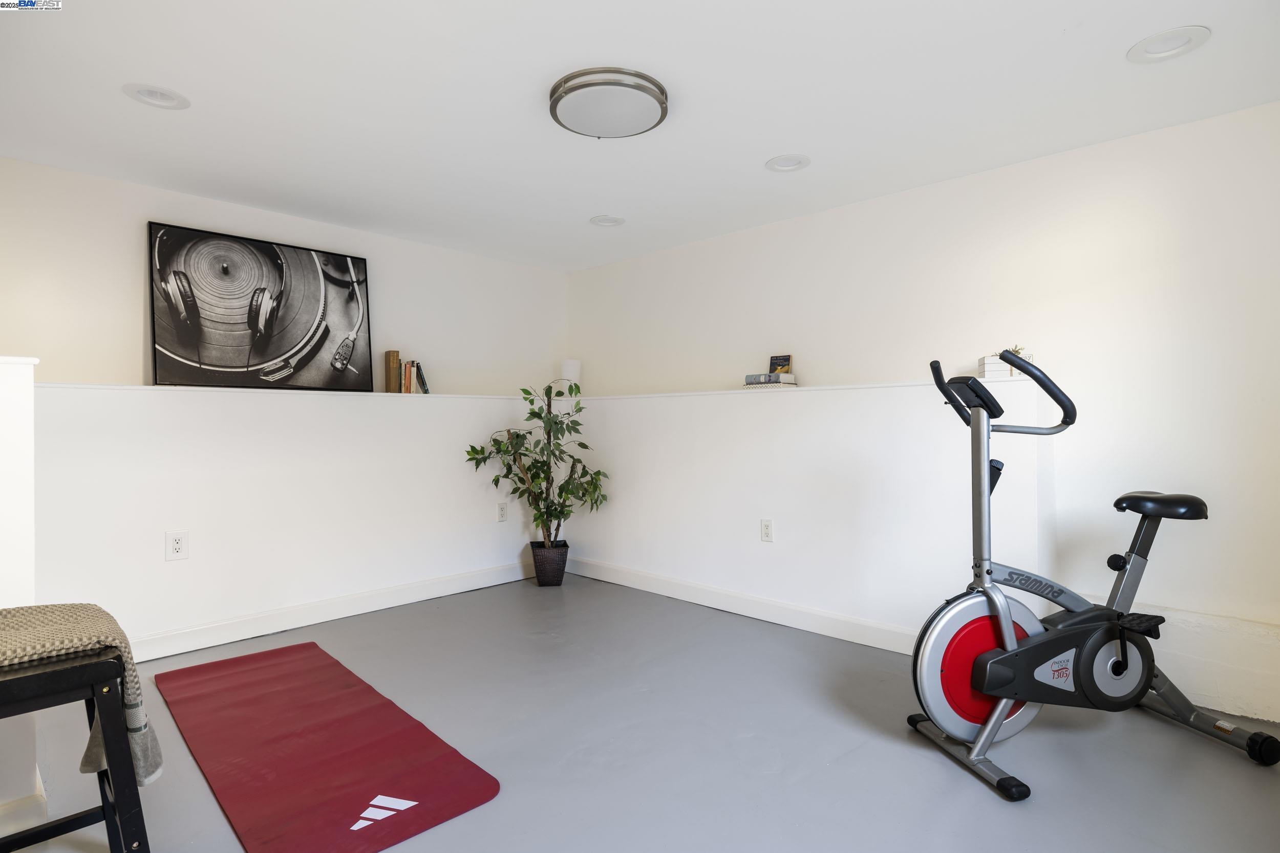 8802 Seneca Street Oakland, CA 94605 - Photo 15 of 30