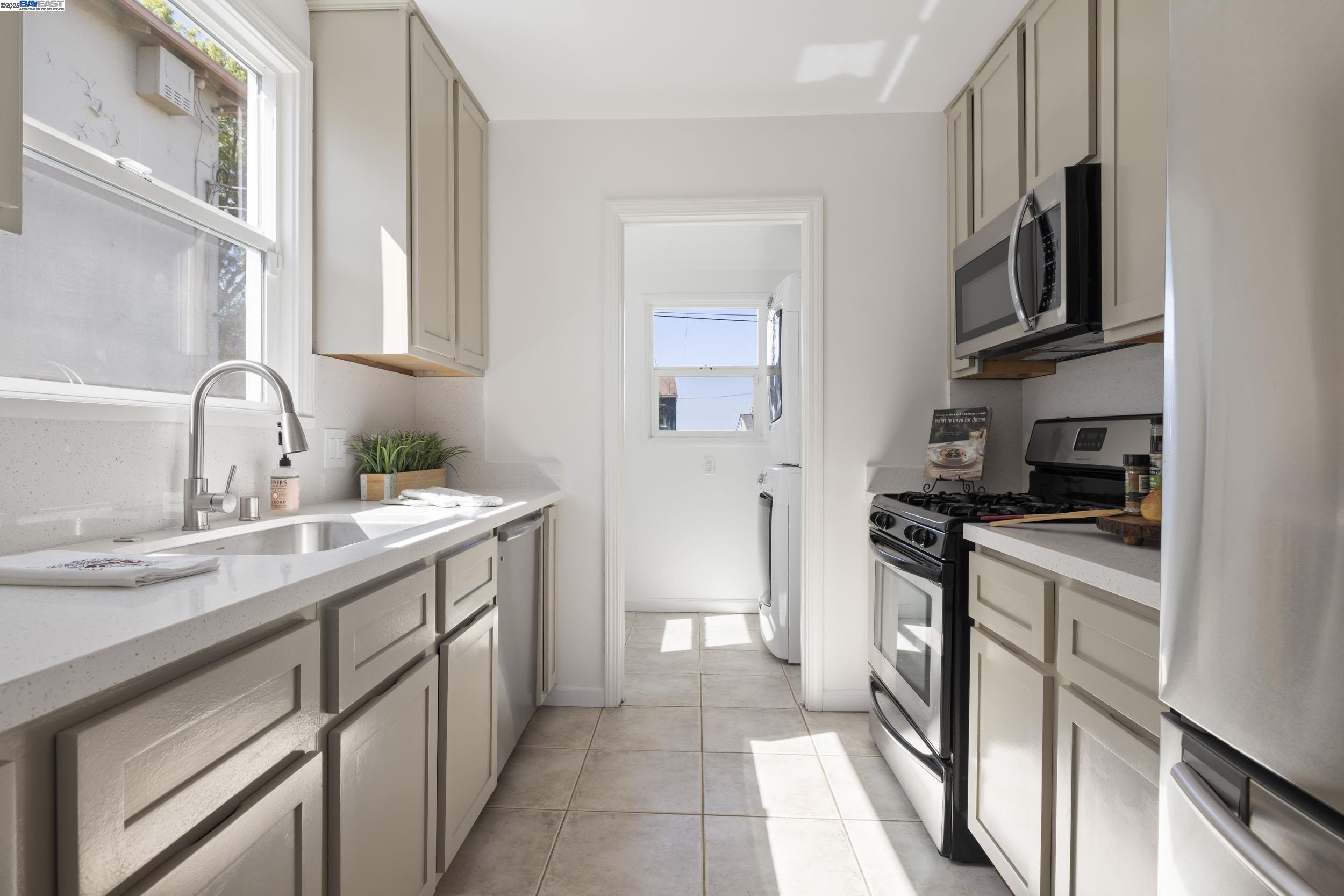 8802 Seneca Street Oakland, CA 94605 - Photo 5 of 30