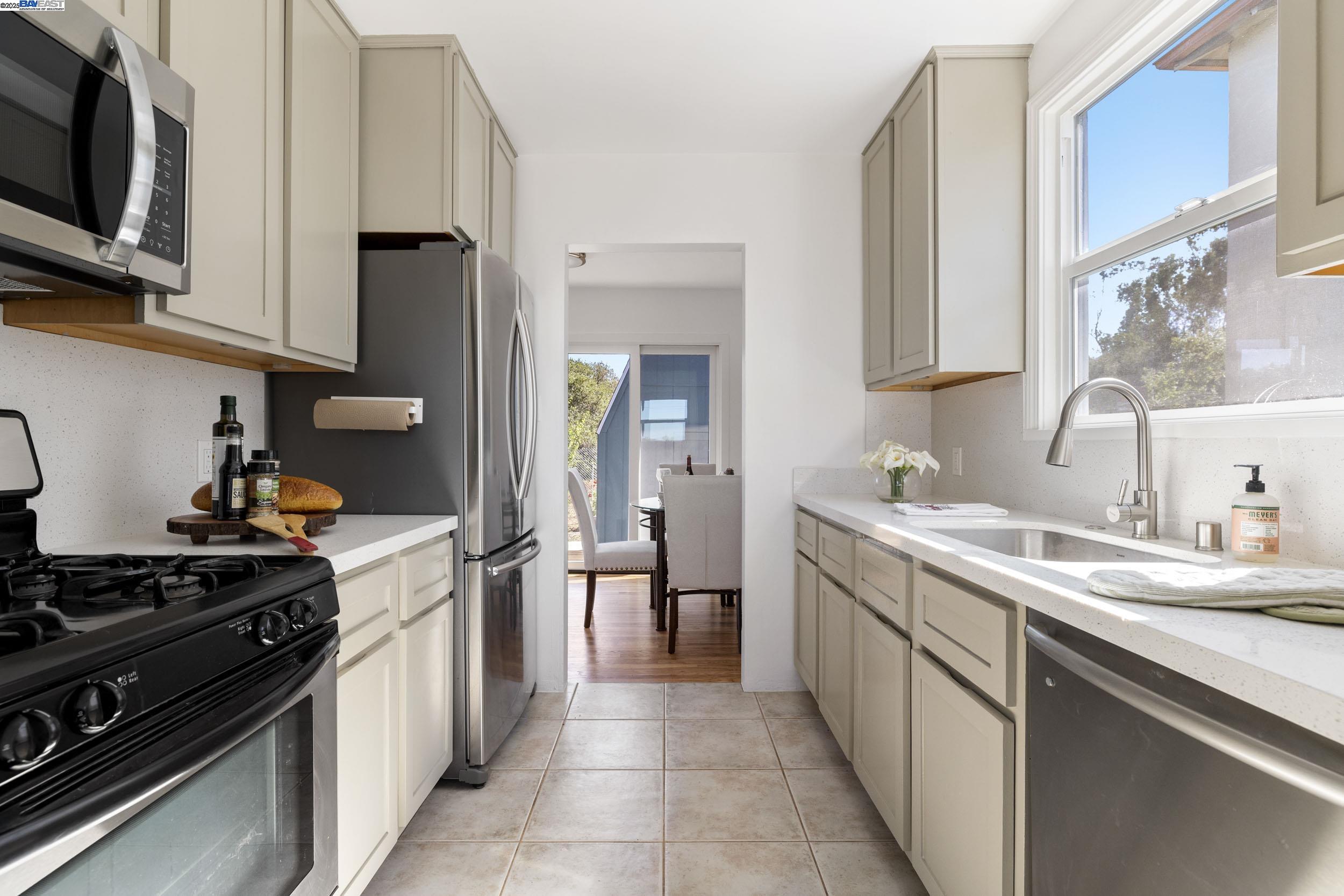 8802 Seneca Street Oakland, CA 94605 - Photo 7 of 30