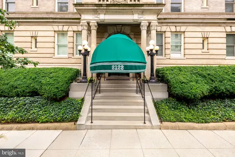 a view of a entrance of the house