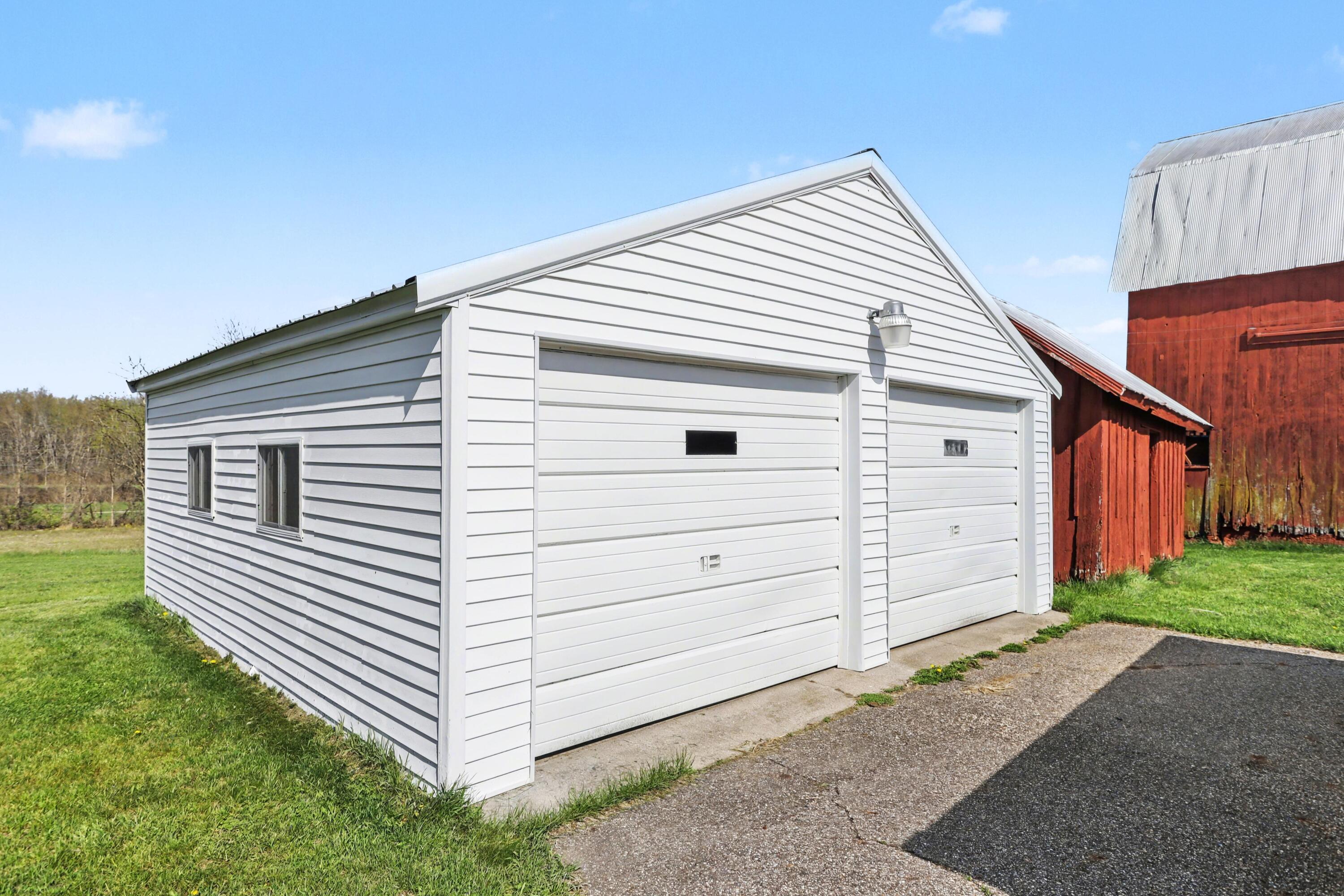 8891 Pennfield Road Battle Creek, MI 49014 - Photo 25 of 39 Garage