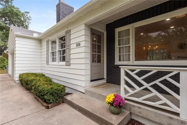 $412,000 | 508 West 96th Terrace, Kansas City, MO 64114
