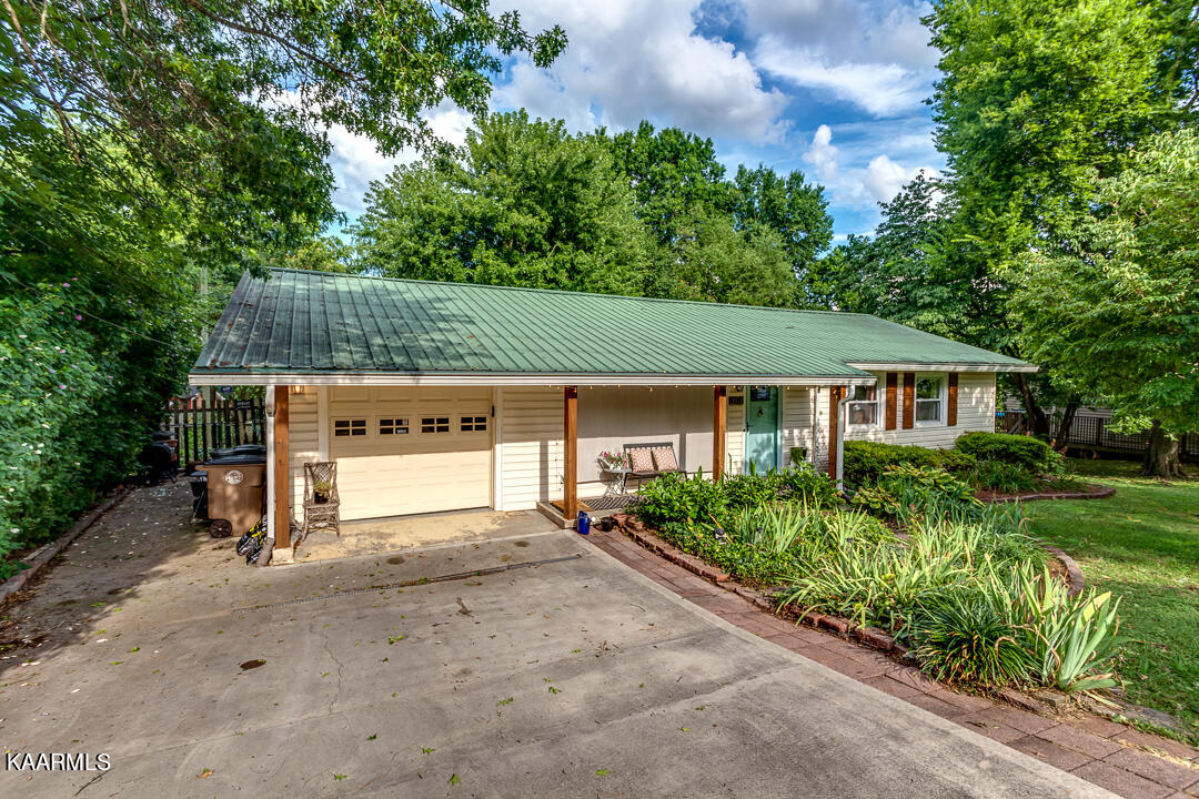 3116 Silverwood Road Knoxville, TN 37921 - Photo 3 of 29 3116 Silverwood Rd