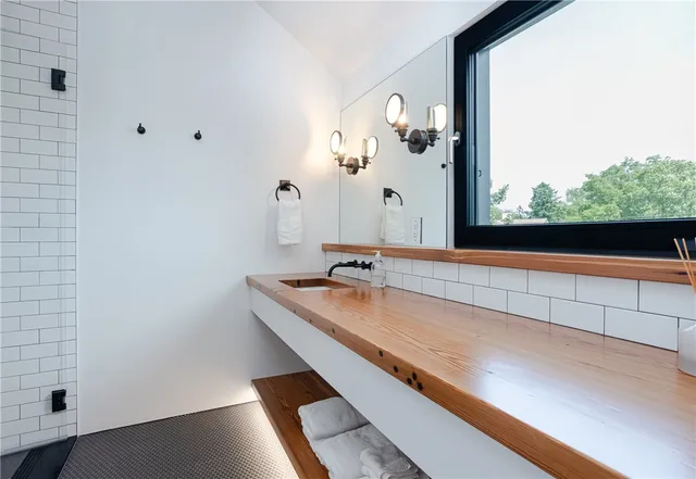 $6,995,000 | 451 Seapowet Avenue, Tiverton, RI 02878