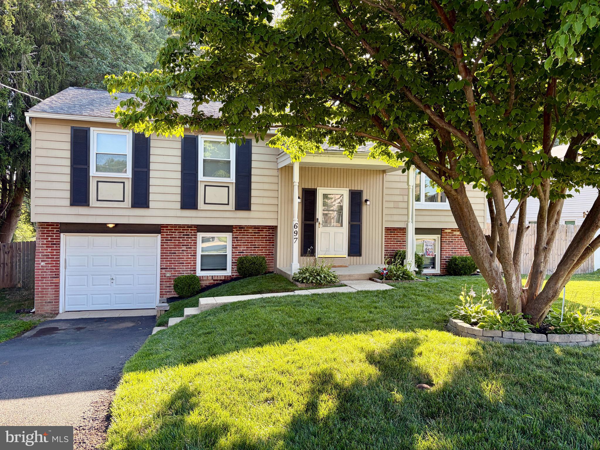 697 Cherry Tree Road Upper Chichester, PA 19014 - Photo 2 of 8