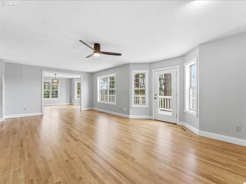 511 South Center Street Oregon City, OR 97045 - Photo 15 of 43 Living Room/Dining Room