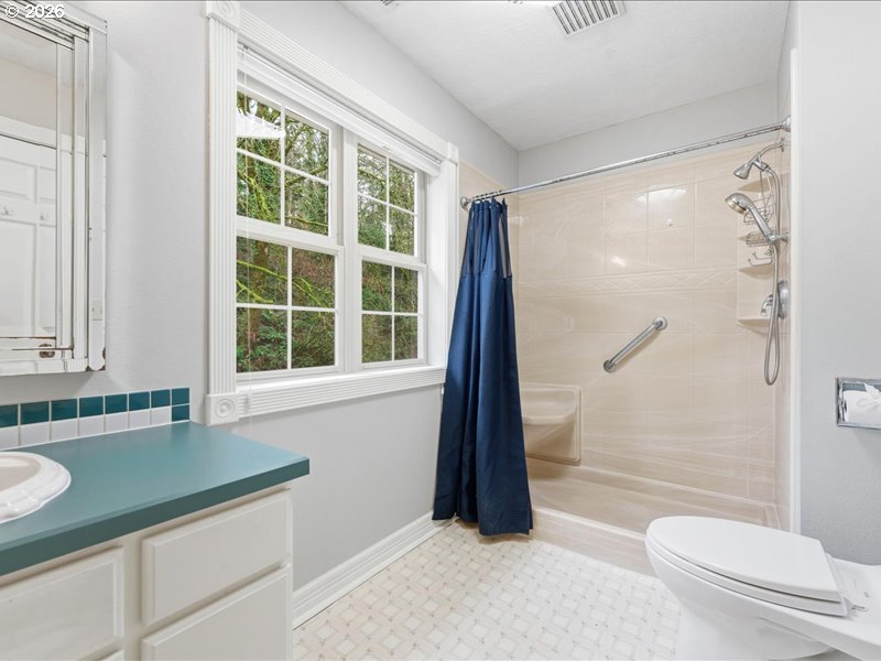 511 South Center Street Oregon City, OR 97045 - Photo 21 of 43 Bathroom