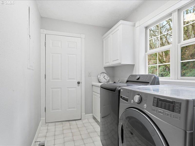 511 South Center Street Oregon City, OR 97045 - Photo 33 of 43 Laundry