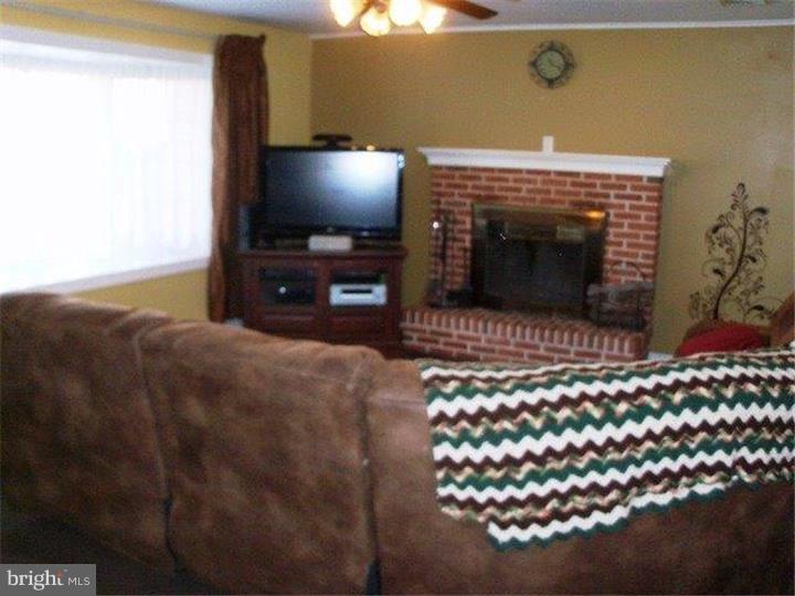 316 Freed Road Harleysville, PA 19438 - Photo 4 of 20 Living Room