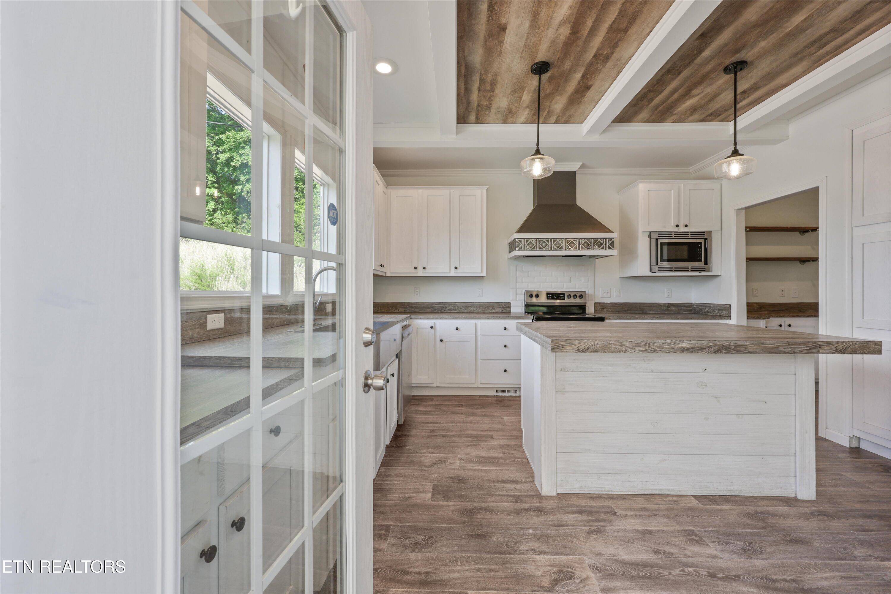 4323 McKamey Road Knoxville, TN 37921 - Photo 7 of 29 Spacious and Modern Kitchen