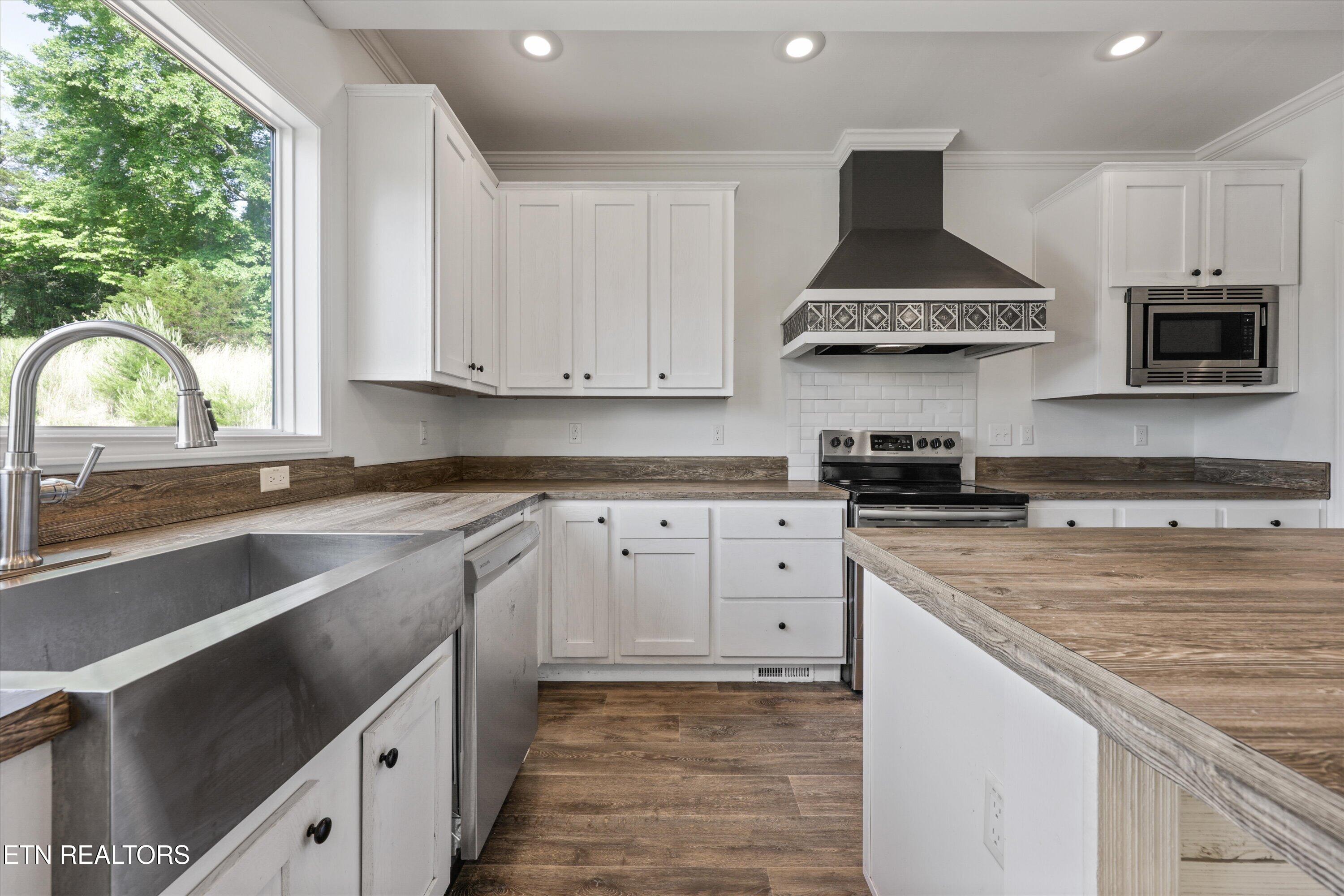 4323 McKamey Road Knoxville, TN 37921 - Photo 8 of 29 Spacious and Modern Kitchen