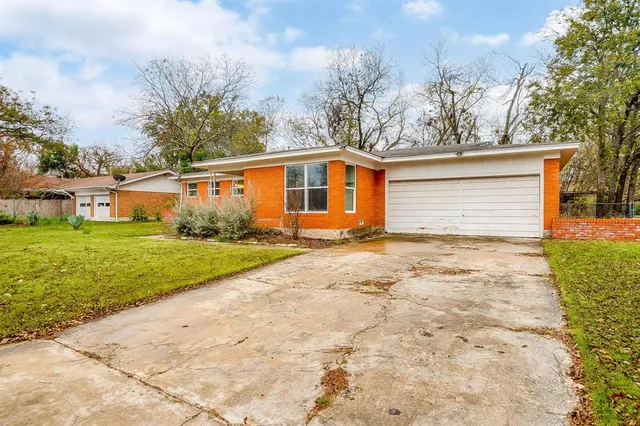 a front view of house with yard