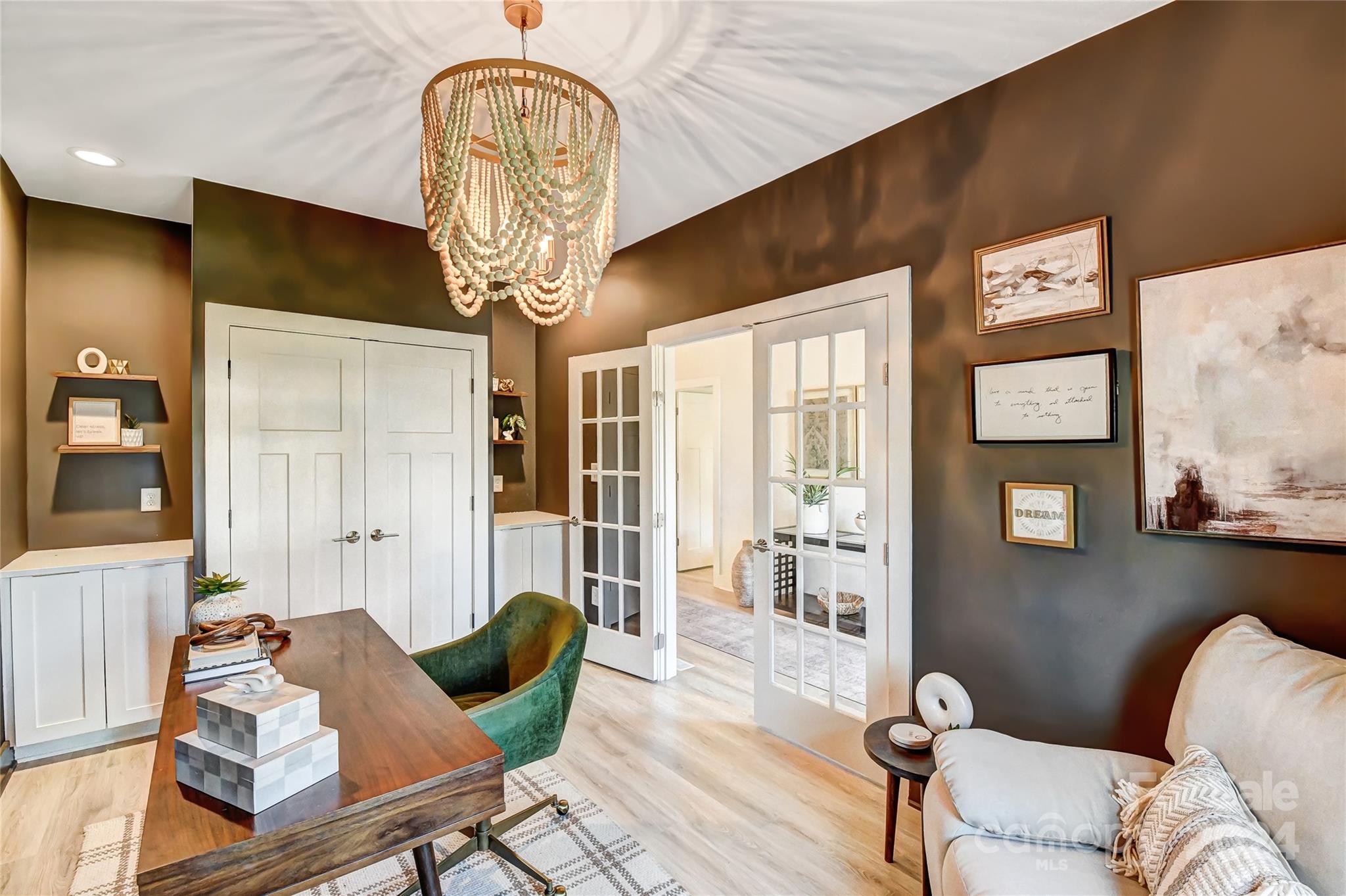 526 Seldon Drive Charlotte, NC 28216 - Photo 25 of 46 a living room with furniture