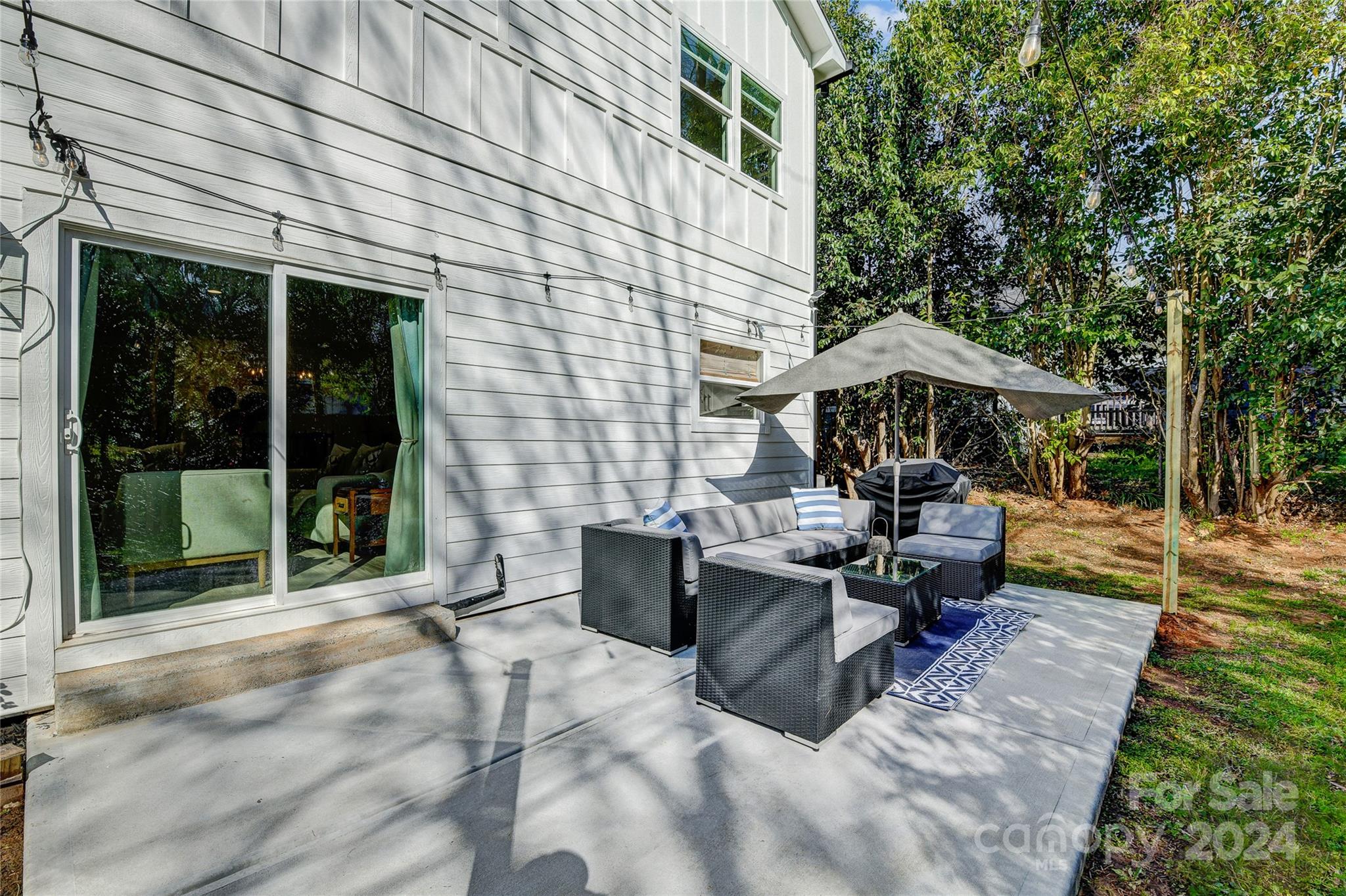 526 Seldon Drive Charlotte, NC 28216 - Photo 40 of 46 a view of a patio with table and chairs under an umbrella