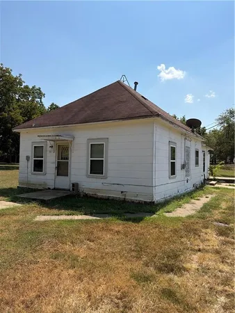 $39,000 | 211 Charles Street, Humboldt, KS 66748