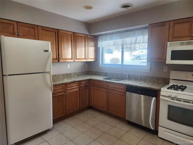 $2,350 | 18 Pavilion Ridge Way, Unit 1, Suffern, NY 10901